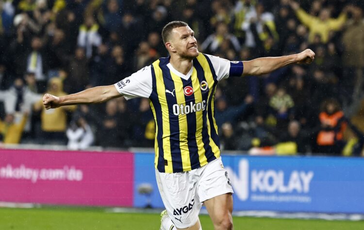 Nezahvalan, nezahvalniji, navijači Fenerbahčea: “Džeko, odlazi”