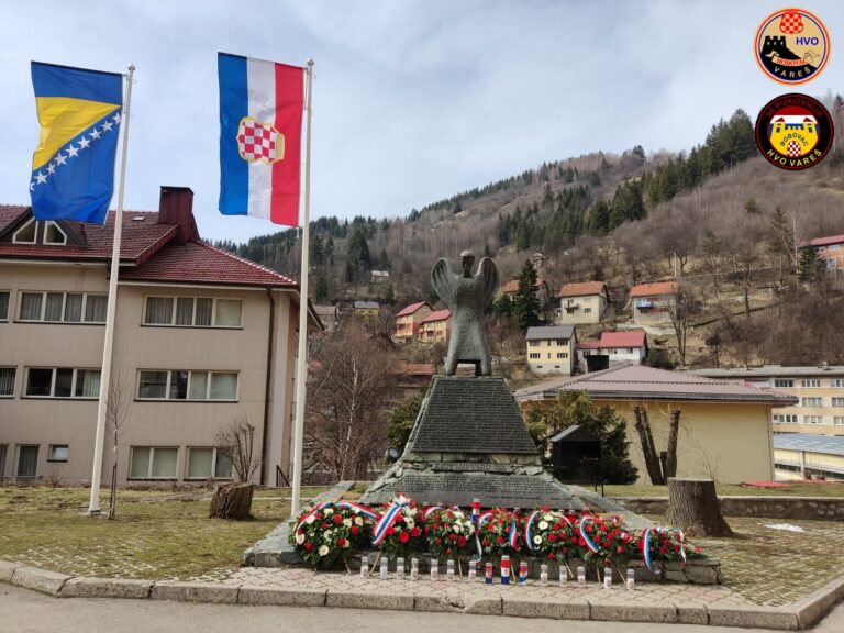 Semir i Adis srušili i skinuli zastave Herceg Bosne i Vatikana sa HVO spomenika u Varešu