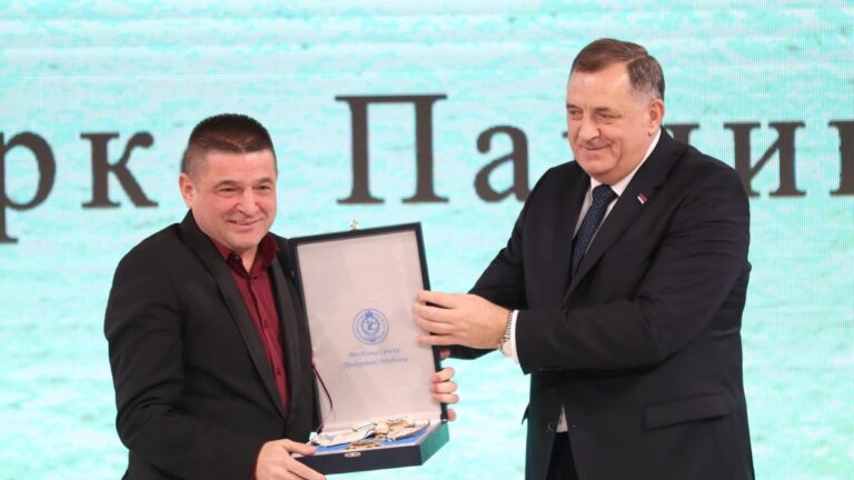 Povodom neustavnog dana RS: Dodik odlikovao Baju Malog Knindžu