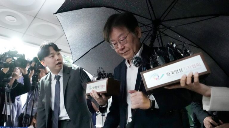 Tražio autogram od vođe opozicije u Južnoj Koreji, pa ga ubo nožem u vrat