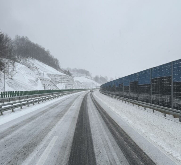 Snijeg iznenadio zimske službe: Autoput neočišćen