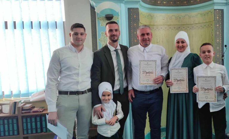 DIVNA PRIČA IZ BIH | Ostvarili najveću želju: Majka, otac i dva sina za isti dan poklonili prvu hatmu