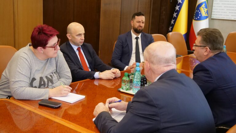 Prosvjetnim radnicima u ZDK najveće plate u FBiH