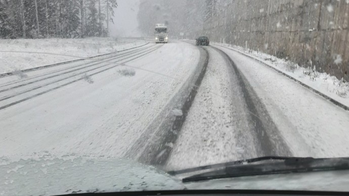 Života vrijedni savjeti za vozače pri vožnji po zaleđenim i sniježnim cestama: Jeste li čuli za pravilo 20 sekundi?