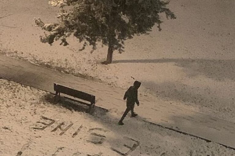 Emotivna poruka oca u snijegu ispred dječije bolnice u Beogradu rasplakala internet: “Svaka čast ljudino…”