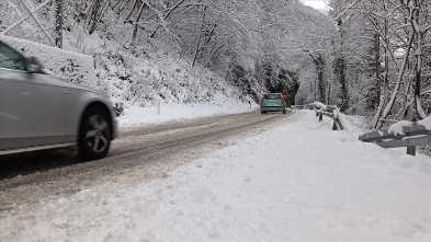 Vozači oprez: Saobraćaj je usporen preko prevoja u centralnim i zapadnim krajevima zbog snijega