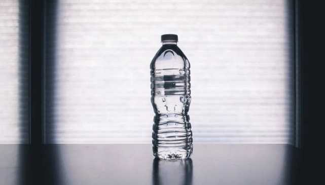 Američki istraživači otkrivaju kakve se sve štetne čestice nalaze u flaširanoj vodi