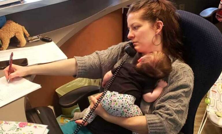 Majka je donijela svoju bebu na posao, šefica ju je fotografirala u trenutku dok se odmarala