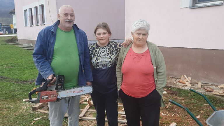 Šesteročlana porodica Fejzić samo za nevolje zna: Iz javne kuhinje hrane dvoje djece s invaliditetom