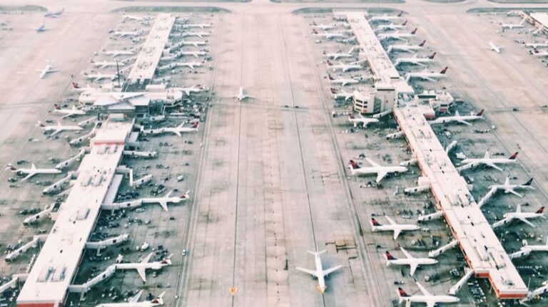 Muškarac pronađen mrtav nakon što je ušao u motor aviona