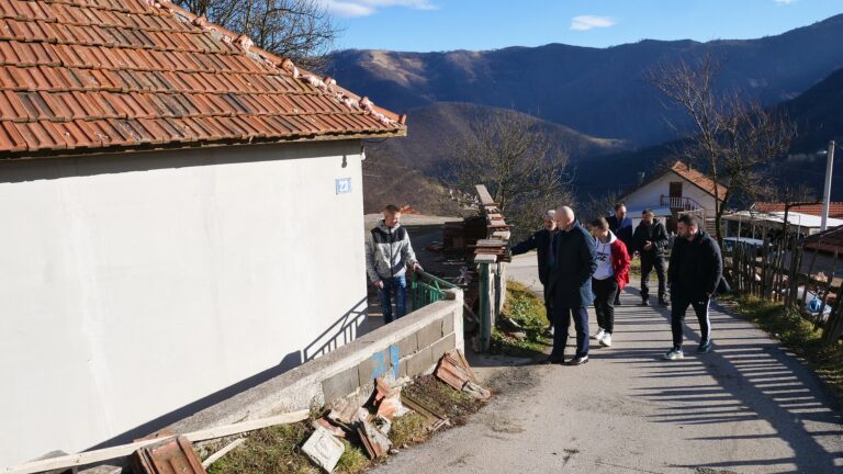 Premijer Pivić posjetio Ljubetovo: Apel Gradskoj upravi Zenice da što prije završi procjenu štete kako bi kanton mogao pomoći sanaciju objekata