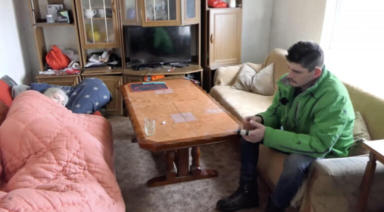 Salko (25) brine o bolesnoj majci, frižider im je prazan: Preživljavaju od dnevnica