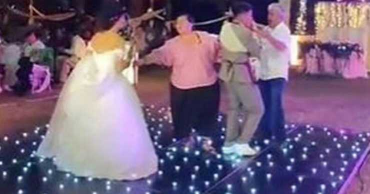 ODMJERILE POGLEDE KAO KAUBOJI: Svekrva upala između snahe i sina tokom svadbenog plesa i napravila haos