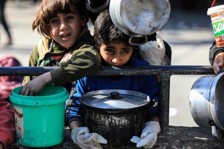 Potresne scene: Djeca u Gazi satima čekaju na obrok
