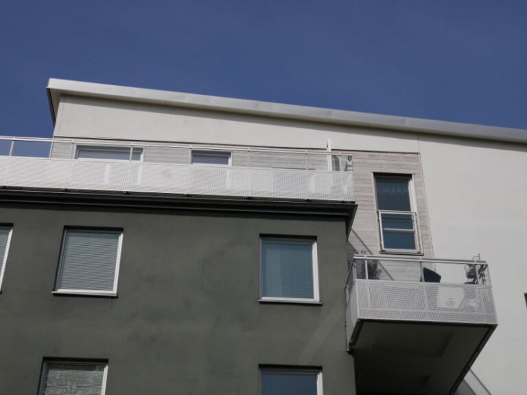 Muškarac izašao na balkon bez gaća, komšije zvale policiju