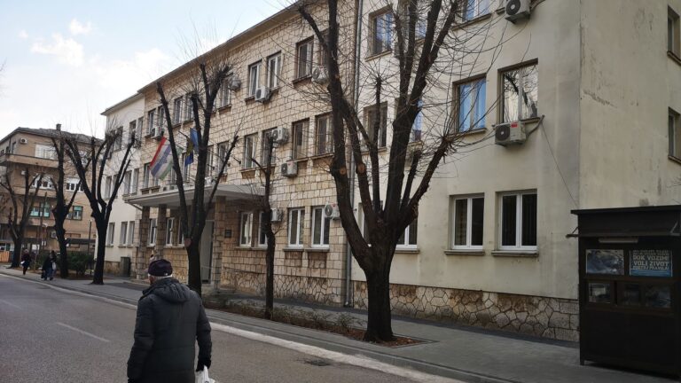 Pojačano prisustvo policije u blizini škola