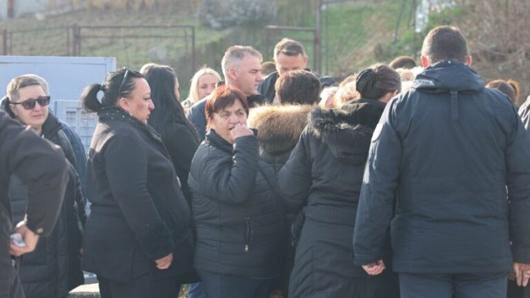 Majka na sahrani Saše, kojeg su ubili supruga i njen ljubavnik: “Ubiše mi Sašu, iščupaše ga iz mog srca”