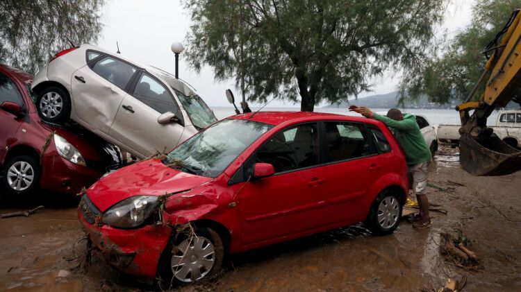 Jako nevrijeme: Ljudi bili zarobljeni u vozilima, tornado čupao grane