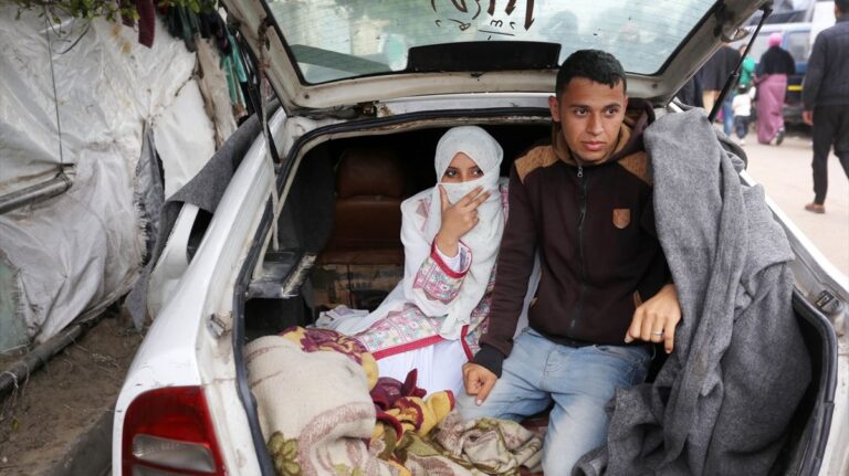Par iz Gaze nakon vjenčanja započeo zajednički život u automobilu