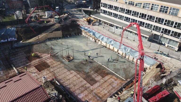 Napreduju radovi na izgradnji zgrade Službe hitne medicinske pomoći sa pratećim sadržajima, danas betoniranje temeljne armirano-betonske ploče