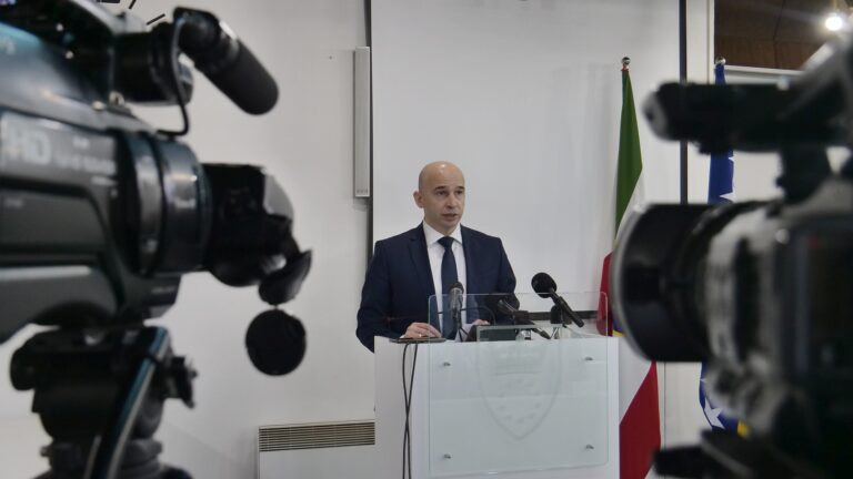 Premijer Pivić na press konferenciji povodom prvih 100 dana rada Vlade: Razvoj KBZ-a nema alternativu, razvijati bolnicu u sadašnjem krugu ili tražiti novu lokaciju