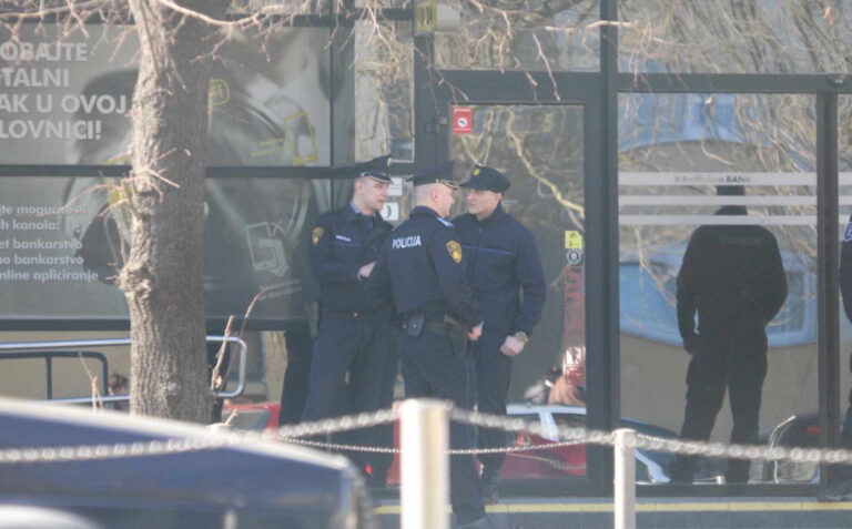 Policija ispred banke u BiH: Jedna osoba prijetila uposlenicima