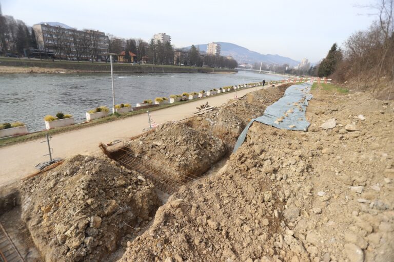 Izgradnja proširenja sjedećih mjesta na škarpi desneobale rijeke Bosne