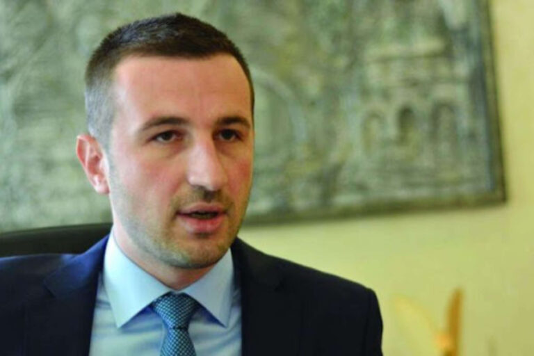 SEMIR EFENDIĆ BIJESAN ZBOG PRIJEDLOGA ČAMPARE: “Zbog ostanka na vlasti Trojka je spremna napraviti ETNIČKI USTAVNI SUD!”