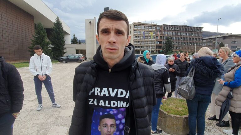 Porodica i prijatelji ubijenog mladića Aldina Matića okupili se ispred zgrade Tužilaštva u Zenici