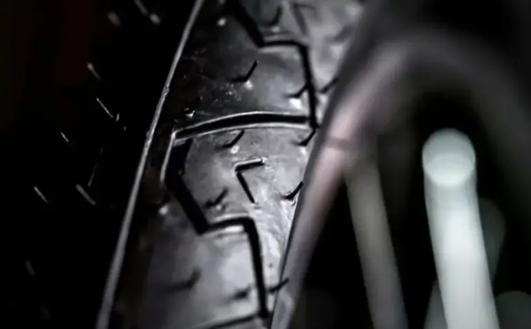 Znate li zašto postoje ove ‘dlačice’ na novim gumama?