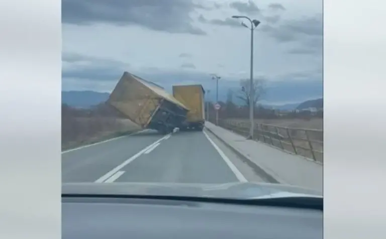 Veliko nevrijeme zahvatilo BiH: Bolnica ostala bez krova, prevrnut kamion na cesti
