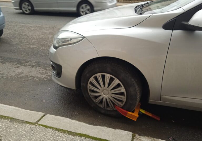 Pazite gdje parkirate da vam ne postave “kandže” na točkove! Evo kolika je kazna i gdje se plaća