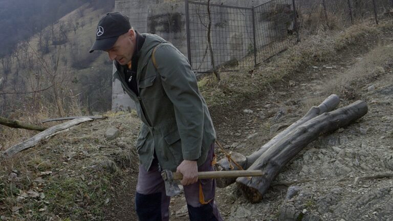 ZENICA: Do sela kozjom stazom, drva voze konopcem (VIDEO)