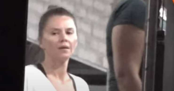 Kreatorka bez šminke i sa šeširom: Melina Džinović u proteklih 5 mjeseci često u noćnim satima izlazila iz porodične vile na Senjaku