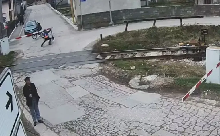 Incident u bh. gradu: Pogledajte kako je dječak na električnom trotinetu iščupao rampu