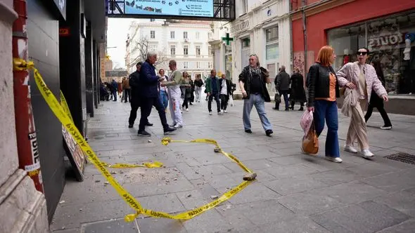 Ponovo se obrušila fasada na Ferhadiji: Šetnja Sarajevom postala opasna za prolaznike