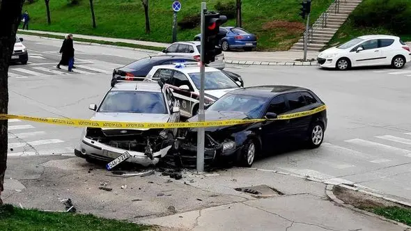 Nesreća u BiH: Sudar dva vozila, ima povrijeđenih