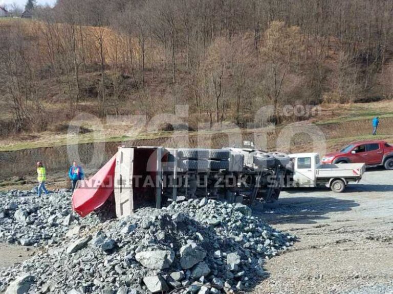 NESREĆA KOD ŽEPČA: Kamion se prevrnuo prilikom istovara pijeska