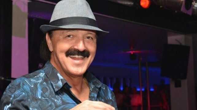 Haris ne tuguje, uhvaćen u provodu: Jednoj dami zapjevao na uho “Volio bih da si tu”