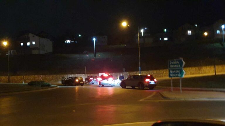 Šta se dešava: Dva automobila stoje u kružnom toku, ljudi na trotoaru