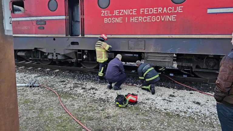 Zapalila se lokomotiva voza Željeznica FBiH, vatrogasci spriječili havariju!