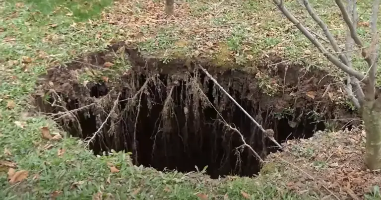 Otvorila se zemlja u BiH, mještani kažu da je “misterija”: “Ne zna se koliko je rupa duboka”