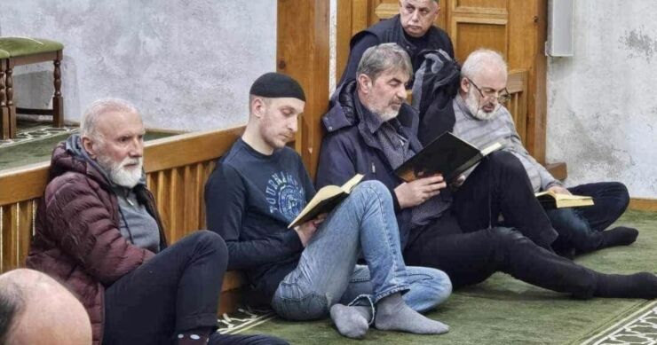 Dino Merlin prati učenje Kur’ana u Čekrekčijinoj džamiji u Sarajevu, oglasio se hafiz Botić