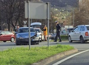 ZENICA: Sudar dva automobila u kružnom toku