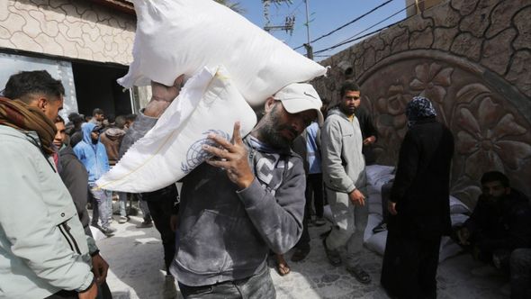 Palestinci čekaju u redovima za vreću brašna
