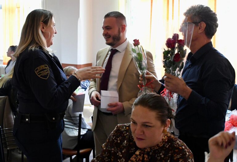 Direktor Isak svim zaposlenicama u KPZ Zenica poklonio ružu i 100 KM