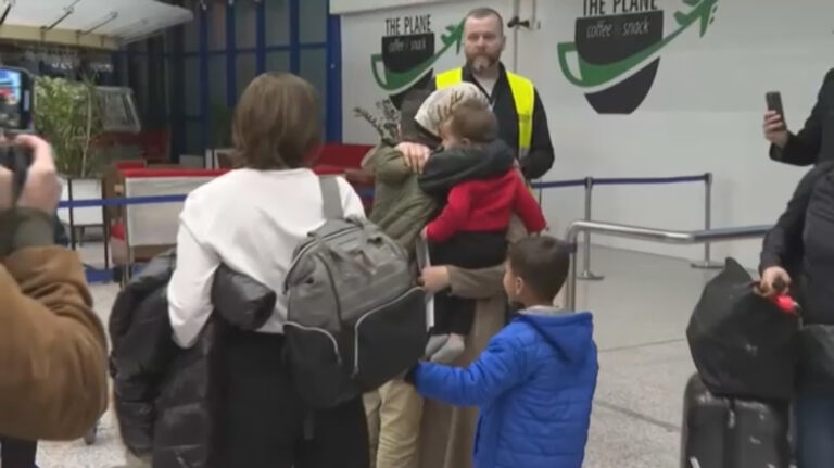 Suze na sarajevskom aerodromu: Ibrahim dočekao oca doktora, dječaci majku i braću 