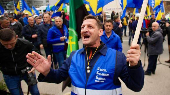 U toku protesti rudara ispred Vlade FBiH: “Gladni smo, dajte nam naše plaće”