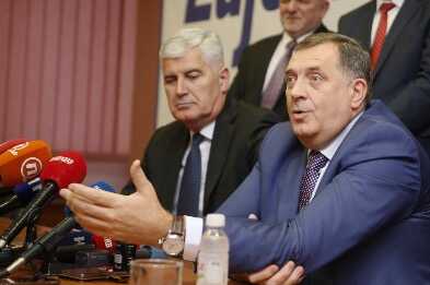 Kako odluka Christiana Schmidta iz 2022. i danas Dodiku i Čoviću izbija iz ruku mehanizme blokada
