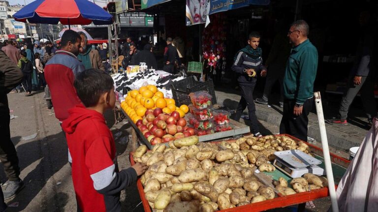 Bogaćenje na tuđoj muci: Kako ratni profiteri Palestincima prodaju hranu